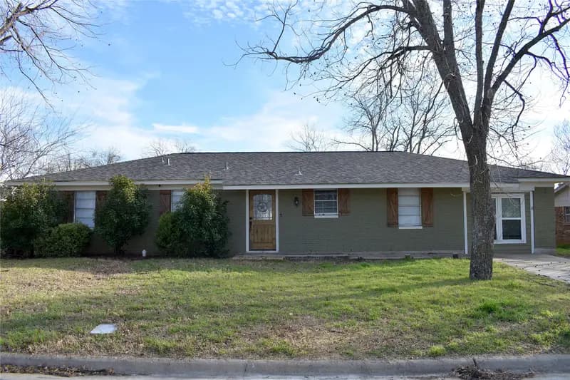 1207 E Fitzgerald Street, Bangs