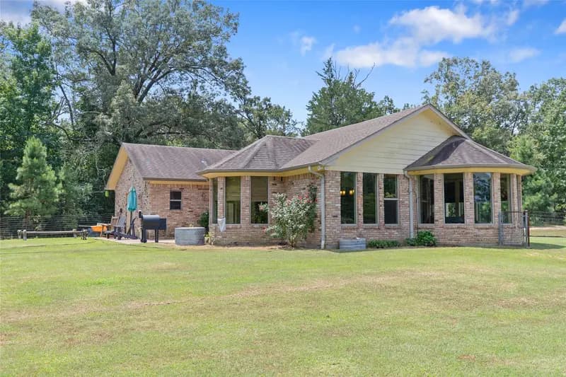 253 County Road 2412, Pickton