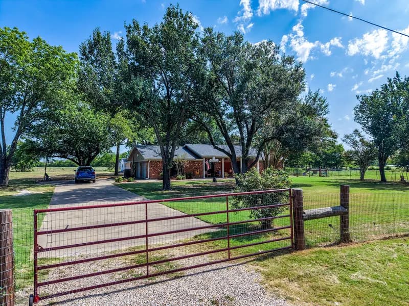 2767 County Road 1112, Brashear